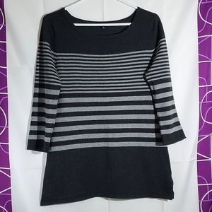 Cable & Gauge Grey Two-Tone Horizontal Stripe 3/4 Sleeve Knit Top - Medium